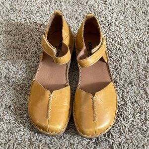 Josef Seibel Women's Yellow Leather Flats